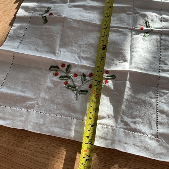🎄🎅🏻April Cornell Embroidered Holly Cotton Tablecloth - Picture 8 of 8